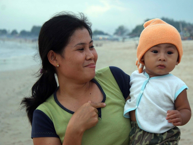 Jimbaran. Mother and child, Bali Jimbaran Indonesia.jpg - Indonesia Bali Jimbaran. Mother and child